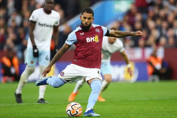 دوغلاس لويز لاعب يوفنتوس المعار لأستون فيلا (رويترز)