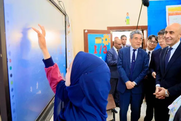 وزير التعليم المصري محمد عبد اللطيف يستعرض مع وفد ياباني إضافة مادة الثقافة المالية لطلاب البكالوريا (وزارة التربية والتعليم المصرية)