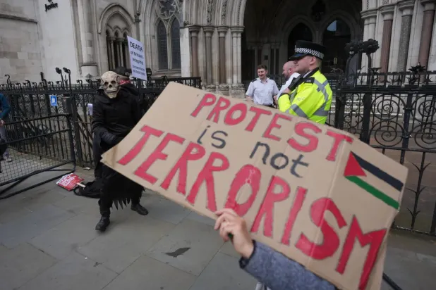 Londra'daki Kraliyet Adalet Divanı önünde düzenlenen protesto sırasında Filistin Eylem hareketinin destekçileri (AP)