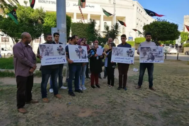 Trablus'ta 2019 yılında gazetecilerin serbest bırakılması talebiyle düzenlenen protesto gösterisinden bir kare (Arşiv - Libya Basın Özgürlüğü Merkezi)