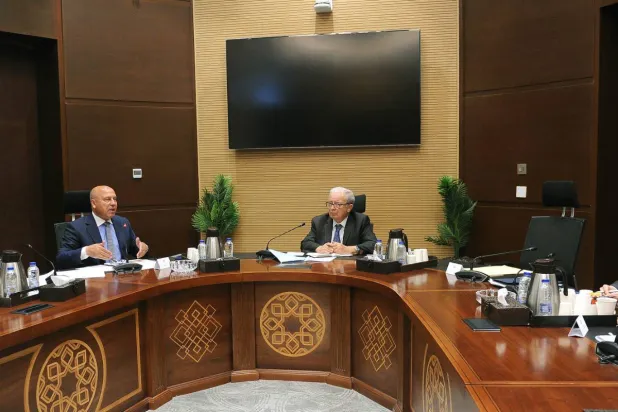نائب رئيس الوزراء للشؤون الاقتصادية بمصر يستعرض مع وزير النقل موقف مشروع شبكة القطار الكهربائي السريع (مجلس الوزراء المصري)
