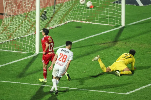 المغربي أشرف بن شرقي لحظة إحراز هدف الأهلي الثالث في شباك الزمالك (حساب «النادي الأهلي»)