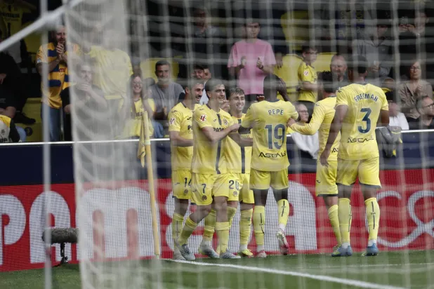 فرحة لاعبي فياريال بالفوز الكبير والتأهل لدوري الأبطال (إ.ب.أ)