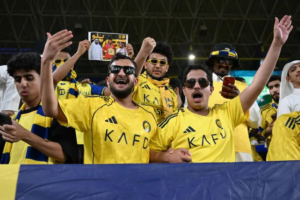 اللجنة فرضة غرامة مالية على النصر بسبب رمي فوارغ على أرض الملعب (رويترز)