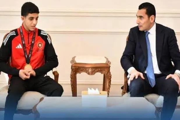 جوهر نبيل وزير الشباب والرياضة المصري كرّم البطل عبد الله حسونة (وزارة الرياضة المصرية)
