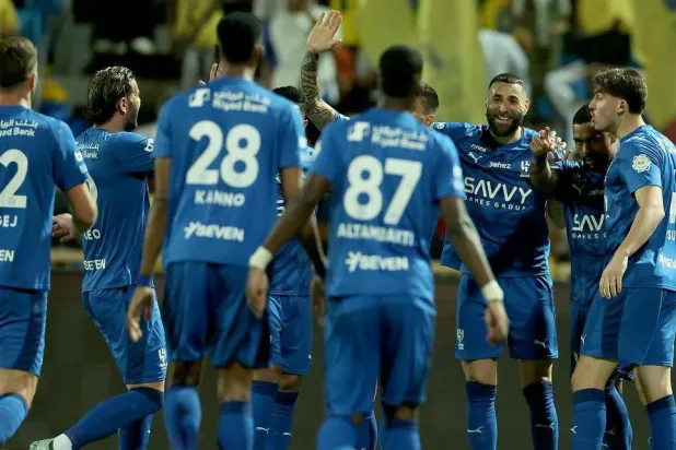 بنزيمة محتفلاً مع لاعبي الهلال بعد الهدف (تصوير: مشعل القدير)