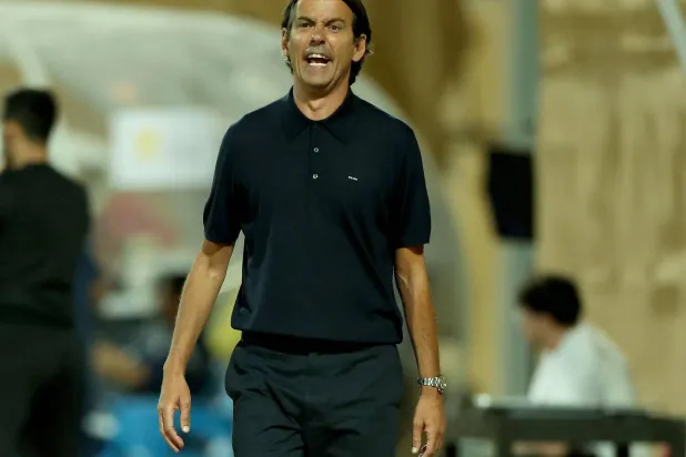 إنزاغي مدرب الهلال يوجه لاعبيه خلال المباراة (تصوير: مشعل القدير)