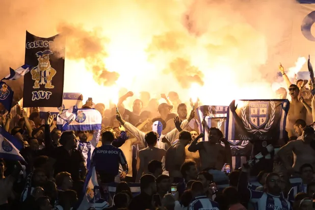 جماهير بورتو تحتفل باللقب (رويترز)