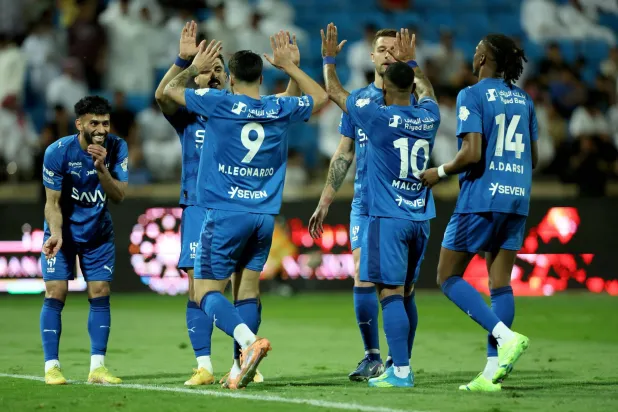 لاعبو الهلال يحتفلون بأحد الأهداف أمام الحزم (تصوير: مشعل القدير)