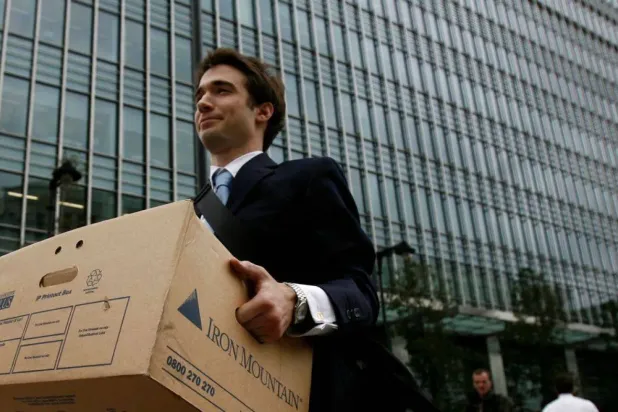 15 Eylül 2008 tarihli arşiv fotoğrafında, bir çalışan Londra’daki Lehman Brothers ofisinden elinde bir kutuyla çıkarken görülüyor. (Reuters)