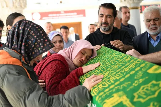 والدة أحد ضحايا هجوم مدرسة كهرمان ماراش جنوب تركيا تبكي على نعشه في أثناء تشييع جنازات الضحايا (إعلام تركي)