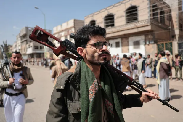 انقطاع مستحقات مقاتلي الحوثيين في عدد من الجبهات منذ أشهر (رويترز)