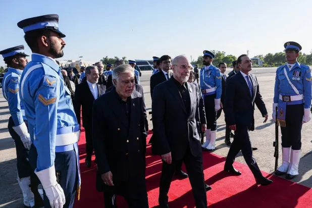 وزير الخارجية الباكستاني محمد إسحاق دار في وداع محمد باقر قاليباف بمطار إسلام آباد (البرلمان الإيراني)