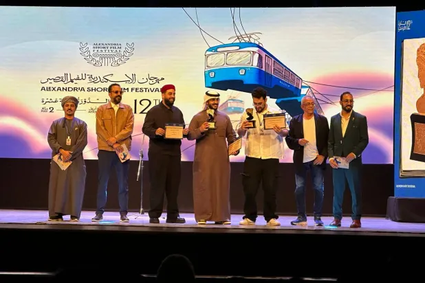 المخرج السعودي محمد الزوعري مع الفائزين بالمسابقة العربية ولجنة التحكيم (إدارة المهرجان)