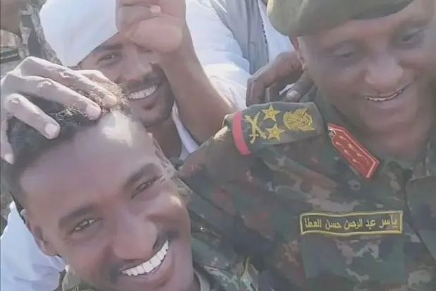 صورة متداولة للرائد عزام مع رئيس أركان الجيش السوداني الفريق ياسر العطا في مناسبة سابقة