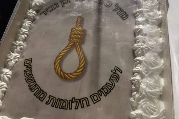 كعكة تحمل صورة مشنقة استخدمها وزير الأمن الإسرائيلي المتطرف إيتمار بن غفير في الاحتفال بعيد ميلاده (إكس)