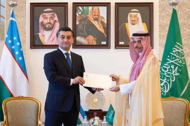 الأمير فيصل بن فرحان وزير الخارجية السعودي خلال تسلُّمه الرسالة من نظيره الأوزبكي بختيار سعيدوف (واس)