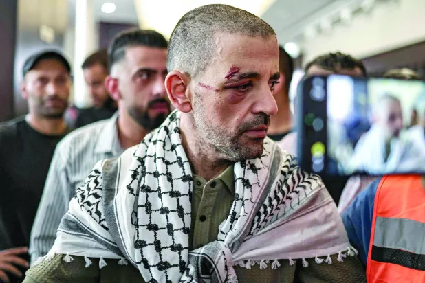 أسير فلسطيني بعد خروجه من سجن إسرائيلي يصل إلى رام الله بالضفة الغربية المحتلة أكتوبر 2025 (أ.ف.ب)