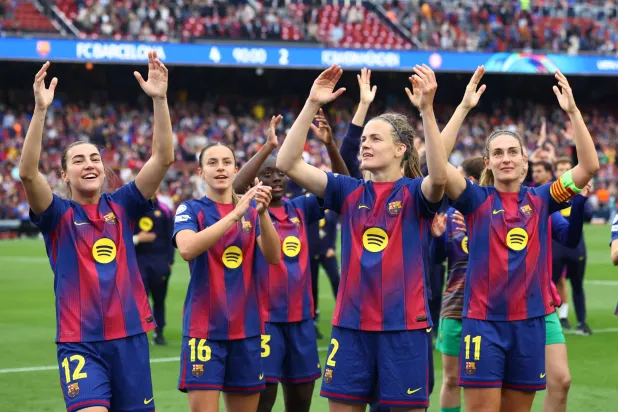 سيدات برشلونة يحيين جماهيرهن بعد الإطاحة ببايرن ميونيخ (رويترز)