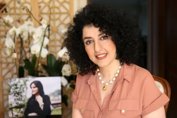 İranlı Nobel Barış Ödülü sahibi Nergis Muhammedi... karede Mahsa Amini'nin fotoğrafı (Nargis Vakfı aracılığıyla X platformu - Noushin Caferi)
