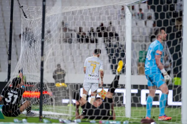 الكويكبي لاعب التعاون يحتفل بهدفه وسط حسرة شبابية (موقع نادي التعاون)