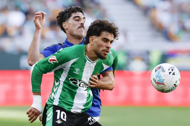 الدولي المغربي عبد الصمد الزلزولي تألق في فوز بيتيس على أوفييدو (إ.ب.أ)