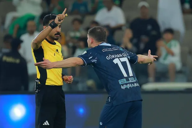  جوكهان غول، لاعب فريق الأخدود في حديث مع حكم اللقاء (تصوير: محمد المانع) 
