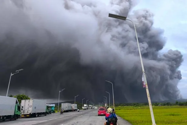 More Than 300 Families Evacuate in Philippines Due to Ashfall from Volcano