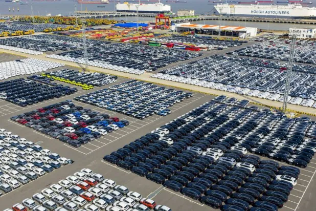 يعتزم ترمب رفع الرسوم الجمركية على السيارات من الاتحاد الأوروبي إلى 25 % من 15 % بدءاً من الأسبوع المقبل (إكس)