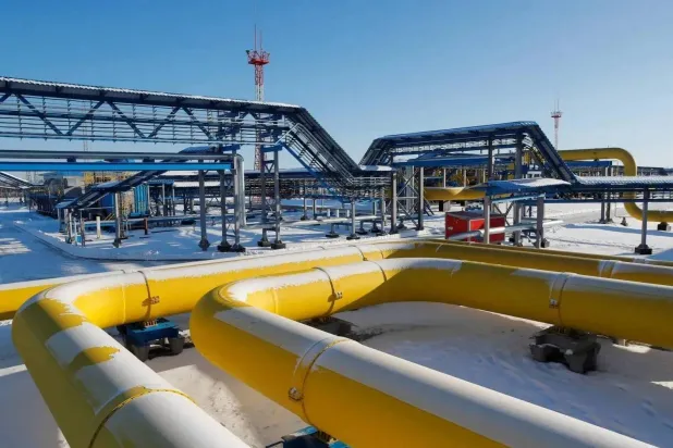 خطوط أنابيب الغاز بمحطة ضغط أتامانسكايا التابعة لمشروع «قوة سيبيريا» التابع لـ«غازبروم» الروسية (رويترز)