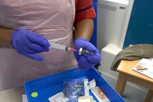 ممرضة تُحضّر حقنة جديدة مدتها دقيقة واحدة لعلاج السرطان (أ.ب)