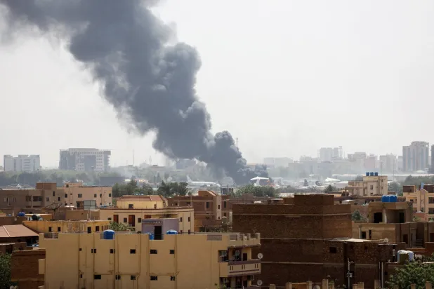 الدخان يتصاعد من داخل مطار الخرطوم خلال اشتباكات سابقة بين «قوات الدعم السريع» والجيش السوداني (أرشيفية - رويترز)