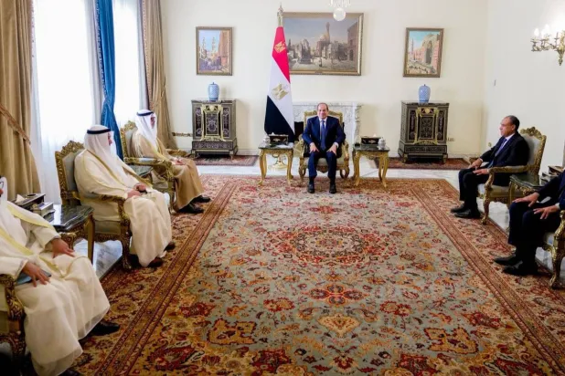 الرئيس المصري عبد الفتاح السيسي يستقبل الشيخ جراح جابر الأحمد الصباح وزير خارجية الكويت الشهر الماضي (الرئاسة المصرية)