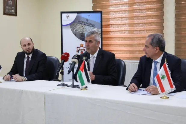 من اليمين: صدي والخرابشة والبشير يتحدثون عن التعاون لتبادل الغاز (بترا)