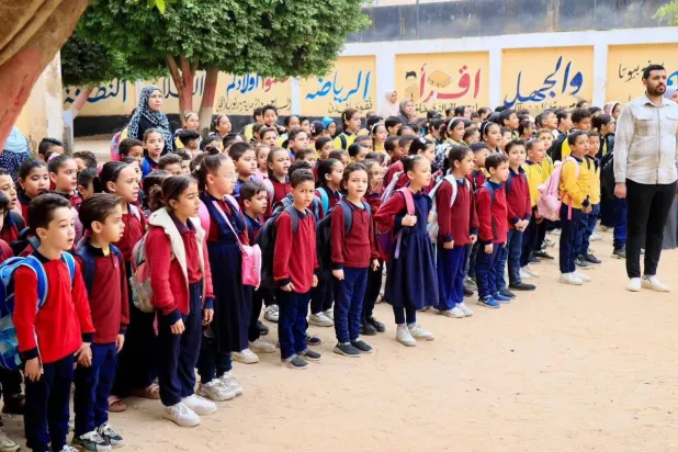 طلاب في طابور الصباح بإحدى المدارس المصرية خلال أبريل الماضي (صفحة وزارة التربية والتعليم على فيسبوك)