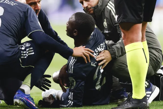 الفرنسي فيرلان ميندي مدافع ريال مدريد لحظة إصابته في مواجهة إسبانيول (إ.ب.أ)