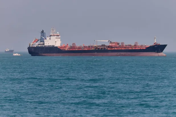 ناقلة نفط راسية في مضيق هرمز قبالة بندر عباس (أ.ب)