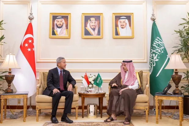 الأمير فيصل بن فرحان خلال استقباله الدكتور فيفان بالاكريشنان في جدة (الخارجية السعودية)