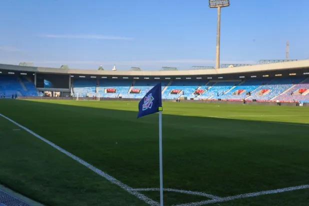 شهدت عملية بيع تذاكر مباراة الخليج أمام الهلال تسارعاً بعد عودة آمال «الأزرق العاصمي» في تحقيق اللقب (رابطة الدوري السعودي)