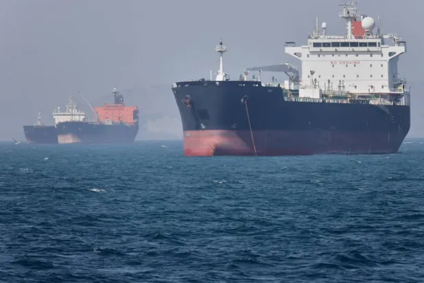 İran'ın Bandar Abbas limanı açıklarında Hürmüz Boğazı'nda dün iki petrol tankeri demirledi (AP)
