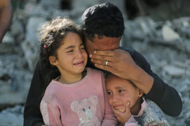 فلسطينيون في مدينة غزة يوم الاثنين خلال جنازة مواطنهم موسى الأبيض الذي قتل بنيران إسرائيلية يوم الأحد (رويترز)