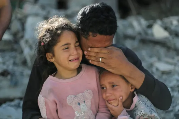 Dün Gazze şehrinde, pazar günü İsrail tarafından öldürülen Musa el-Abyad'ın cenaze törenine katılan Filistinliler (Reuters)
