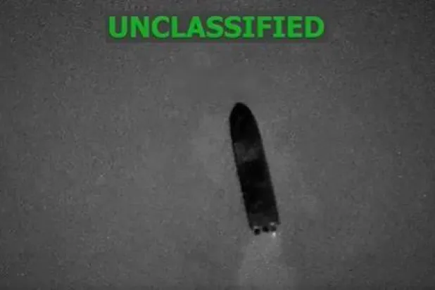 تم استهداف السفينة في منطقة الكاريبي (لقطة من فيديو نشرته القيادة الجنوبية بالجيش الأميركي على إكس)
