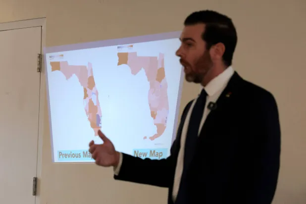 المرشح الديمقراطي في فلوريدا أوليفر لاركين يناقش خريطة إعادة تقسيم الدوائر الانتخابية للكونغرس التي وافق عليها الجمهوريون بالولاية (أ.ف.ب)