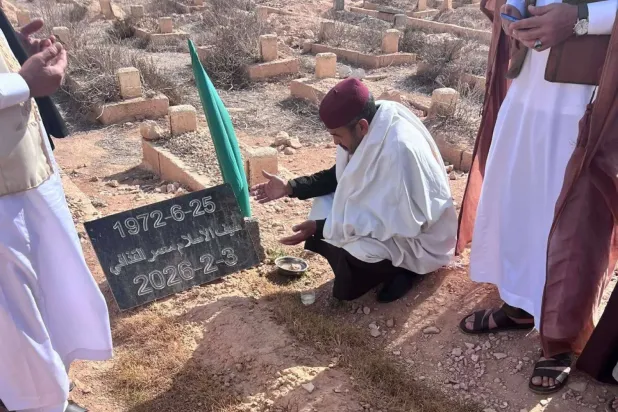 العجمي العتيري الآمر السابق لكتيبة «أبو بكر الصديق» أمام قبر سيف الإسلام القذافي (صفحة العتيري على موقع فيسبوك)