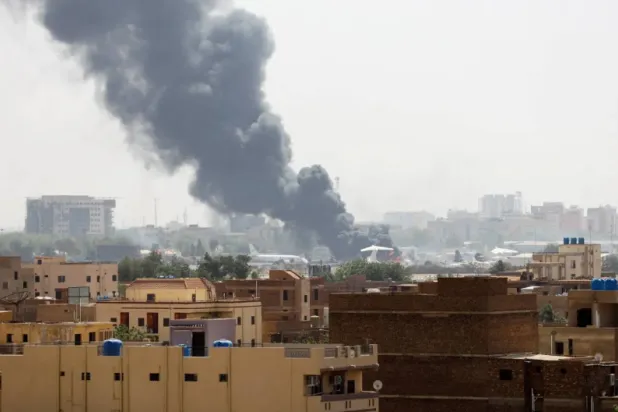 الدخان يتصاعد من داخل مطار الخرطوم خلال اشتباكات سابقة بين «قوات الدعم السريع» والجيش السوداني (رويترز)