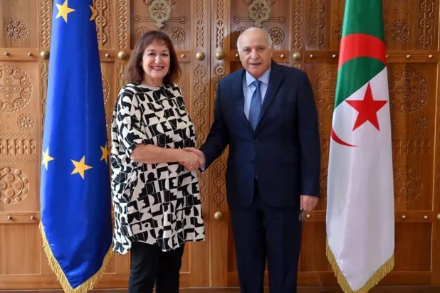 وزير خارجية الجزائر مع المفوضة الأوروبية لشؤون المتوسط دوبرافكا شويسا (وزارة الخارجية الجزائرية)