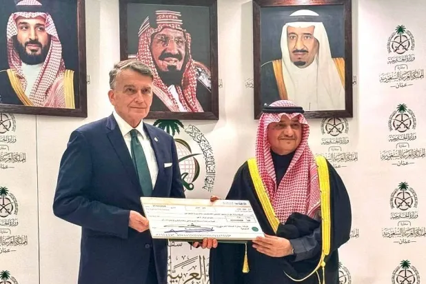 الأمير منصور بن خالد بن فرحان يسلم كريستيان ساوندرز مساهمة السعودية السنوية لدعم ميزانية وبرامج «الأونروا» (سفارة السعودية لدى الأردن)