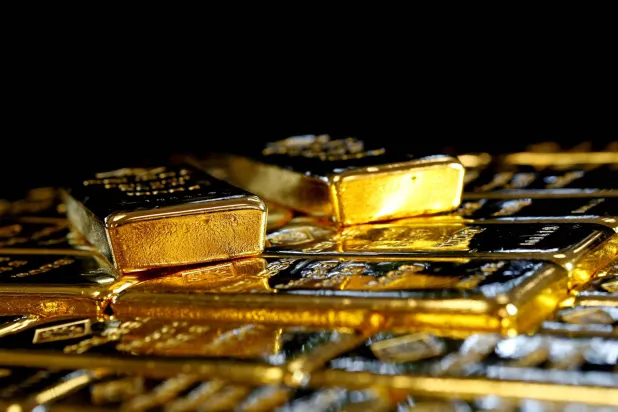 زاد الذهب في المعاملات الفورية 1 % إلى 4566.79 دولار للأوقية (رويترز)