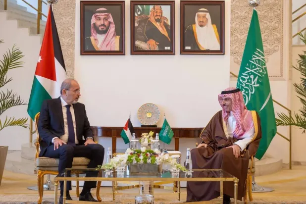 الأمير فيصل بن فرحان وأيمن الصفدي خلال لقاء ثنائي جمعهما في الرياض أبريل الماضي (واس)